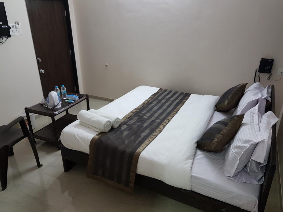 Nova Hotel Star Palace Rajkot Esterno foto