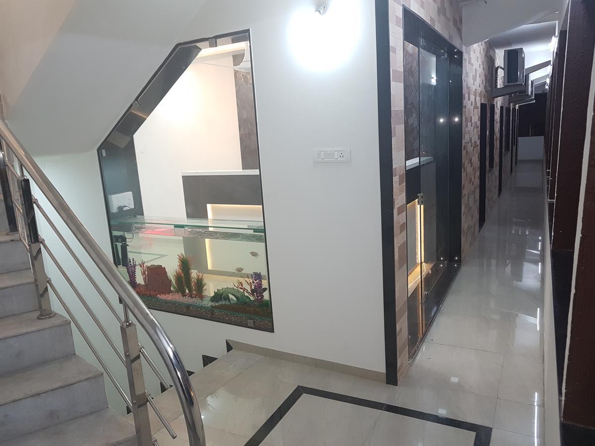 Nova Hotel Star Palace Rajkot Esterno foto