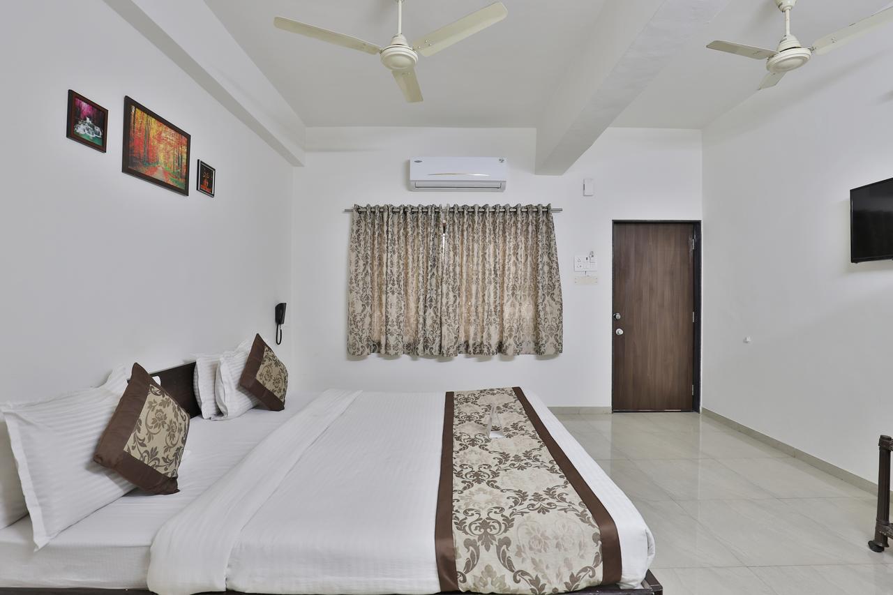Nova Hotel Star Palace Rajkot Esterno foto