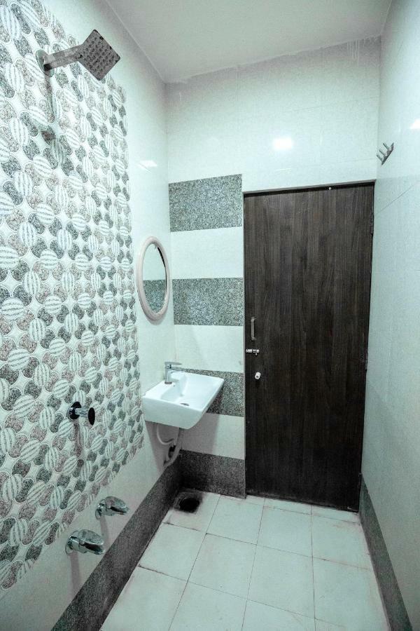 Nova Hotel Star Palace Rajkot Esterno foto